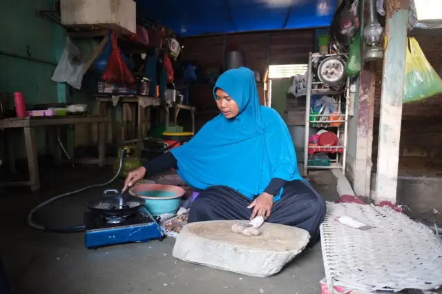 Hari-hari setelah bencana, Maulizar, mengatur ritme bertahan hidup dengan bekerja memipihkan emping melinjo. Per hari, dia memipihkan 2,5kg biji melinjo menjadi 1 kg emping melinjo dengan upah Rp33.000.