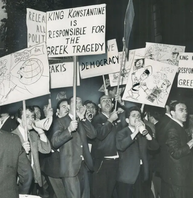 Homens protestando com cartazes7games baixar os aplicativos1967