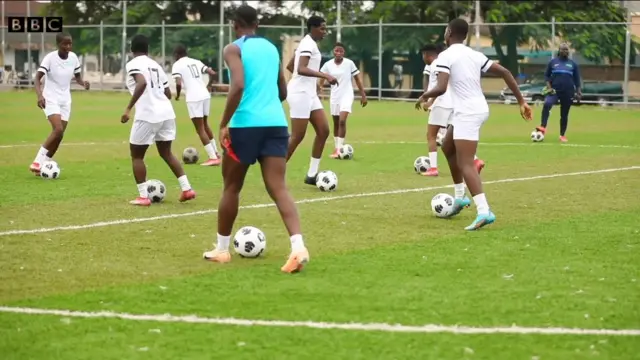 Asisat atawọn ọjẹwẹwẹ agbabọọlu kan