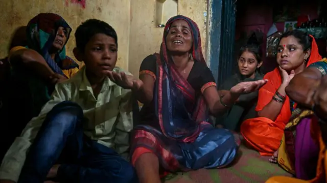 కాస్‌గంజ్‌లో కన్నీరుమున్నీరవుతున్న ఓ తల్లి