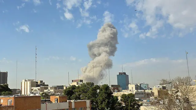 Tahran'da dumanlar yükseliyor.