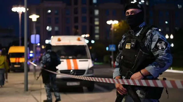 Вооруженный полицейский на месте взрыва в Москве
