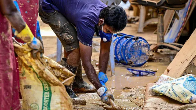 පිරිසිදු කිරීමේ කටයුතු කරන පිරිමි පුද්ගලයෙක්