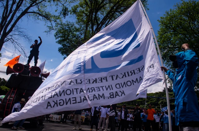 Demonstrasi buruh di Bandung, Jawa Barat.