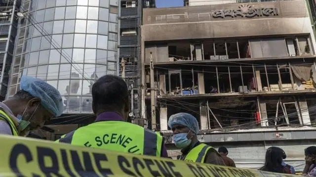 প্রথম আলো তাদের ওপর হামলাকে গণতন্ত্র, সংবাদপত্রের স্বাধীনতা, ভিন্নমতের প্রকাশের অধিকারের ওপর সরাসরি আক্রমণ বলে বর্ণনা করেছে। 