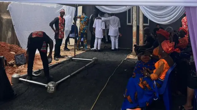 Ndị mụnwaantị gbakọrọ n'akụkụ ili ebe a ga-eli Odira Nwobu