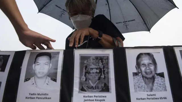 Presidium Jaringan Solidaritas Korban untuk Keadilan (JSKK) Sumarsih melakukan Aksi Kamisan ke-774 di seberang Istana Merdeka, Jakarta