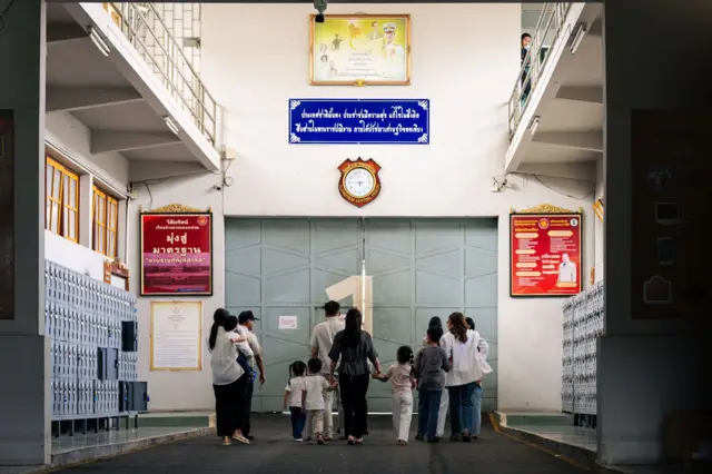 ลูก ๆ และหลาน ๆ เข้าเยี่ยมนายทักษิณ ชินวัตร ที่เรือนจำกลางคลองเปรม