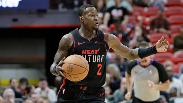 Защитник «Майами Хит» Терри Розье жестикулирует во время матча против «Бостон Селтикс» в первой половине матча на стадионе «Касейя-центр» 11 февраля 2024 года в Майами.