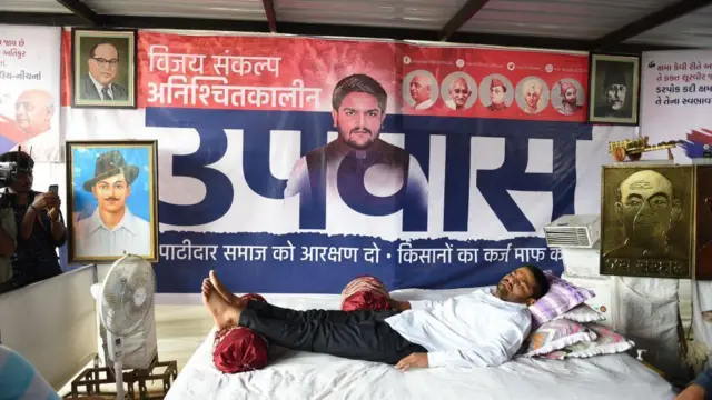 सितंबर, 2018 की तस्वीर, जब हार्दिक पटेल पाटीदार समाज को आरक्षण दिए जाने की मांग को लेकर उपवास पर बैठे थे. 