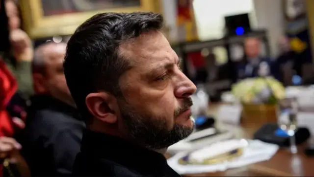 Perezida Volodymyr Zelensky wa Ukraine abandanya asaba gufatwa mu mugongo mu gihe ahanganye n'Uburusiya kuva muri Ruhuhuma 2002 