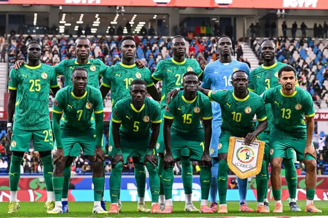 Les joueurs du Sénégal posent avant le match contre l'Egypte à la CAN 2025 à Tanger. 