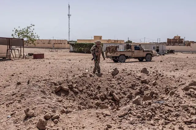 L'armée malienne a mené des frappes aériennes nocturnes sur la ville de Kidal, dans le nord du pays, contrôlée par des séparatistes touaregs et leurs alliés djihadistes depuis une offensive de grande envergure le mois précédent, ont indiqué l'armée et des témoins.