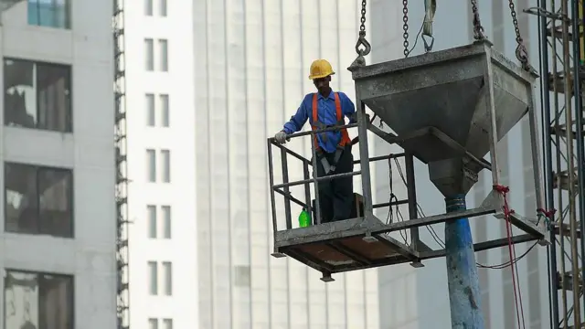চুক্তির মাধ্যমে শ্রমিক পাঠানো হলেও প্রায় সময়ই কাগজ আর বাস্তবতার মধ্যে মিল থাকে না বলেই অভিযোগ ভূক্তভোগিদের প্রবাসী কর্মীদের।