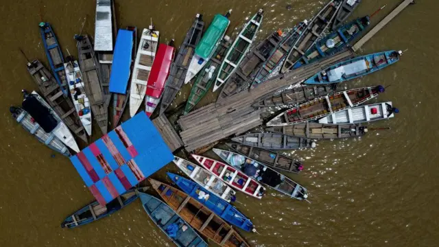 Barcos pescando pirarucu no Amazonas