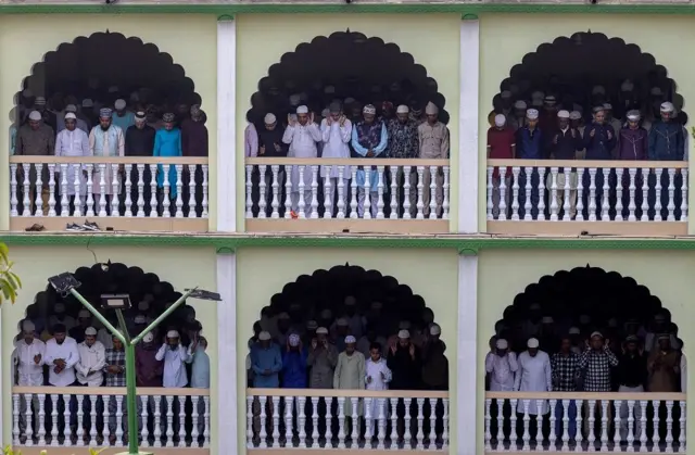 काठमाण्डूस्थीत कश्मीरी मस्जिद्‌मा ईद अल फित्तरमा सहभागीहरू