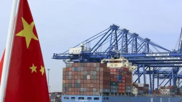 Китайський прапор на тлі завантаження товарів