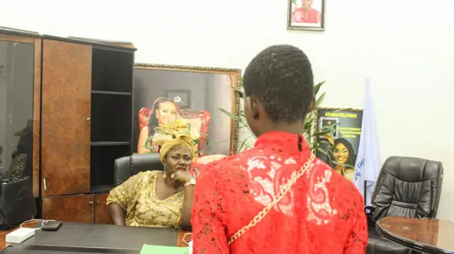 Kọmishịona ụmụnwaanyị n'Anambra bụ Ify Obinabo na nwata e dịnara n'ike.