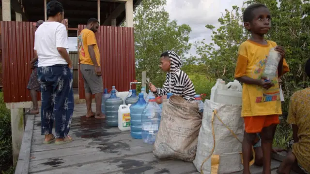 krisis air bersih, asmat, agats, papua selatan, antri air bersihri 