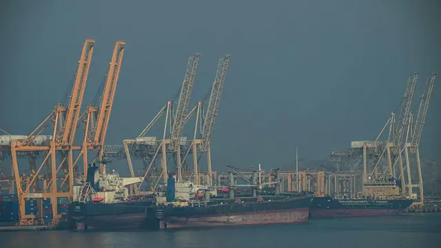 होर्मूज़ जलडमरुमध्य के पास तेल कंटेनर