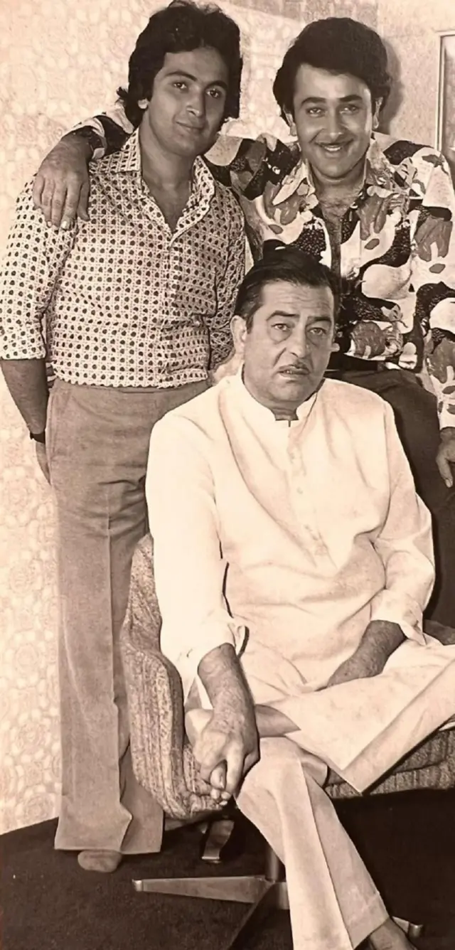 પોતાના બે પુત્રો ઋષિ કપૂર અને રણધીર કપૂર (જમણે) સાથે રાજ કપૂર