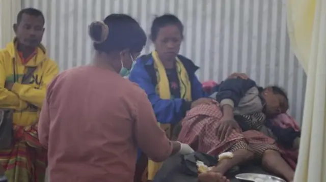 Oktoviana Taek (berbaring, kanan), warga Desa Netutnana, Kabupaten Kabupaten Timor Tengah Selatan, adalah Korban gigitan anjing.