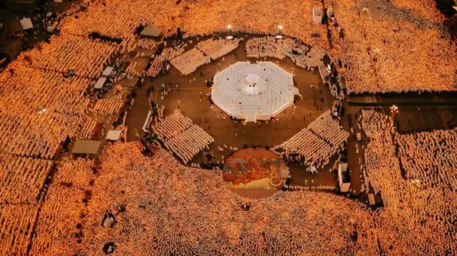 በጧፍ ብርሃን የደመቀ ከአየር ላይ የተነሳ ምሥል