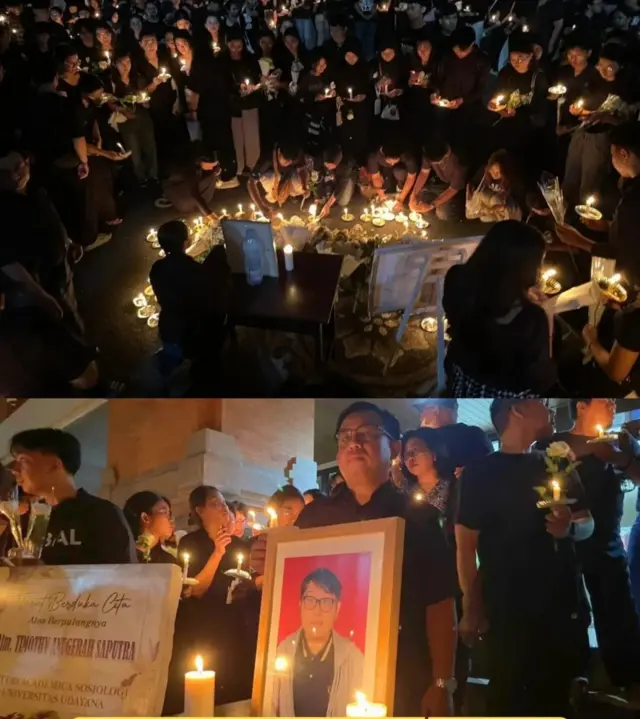 Malam renungan dan doa bersama untuk Timothy Anugerah Saputra (22) yang meninggal setelah diduga melompat dari gedung FISIP Universitas Udayana pada Rabu (15/10).