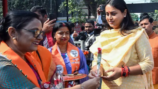 बिहार विधानसभा चुनाव परिणाम आने के बाद बीजेपी विधायकों की बैठक में शामिल होने पहुंचीं श्रेयसी सिंह का फूल देकर स्वागत करतीं बीजेपी कार्यकर्ता 