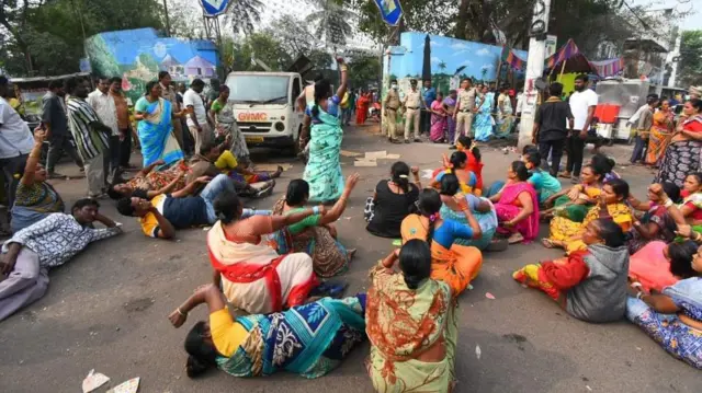 పారిశుధ్య కార్మికులు