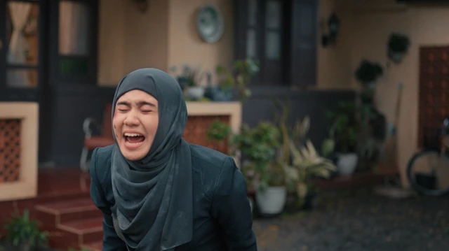 Qeyb ka mid ah filimka, oo muujinaya Norma oo qeylineysa meel bannaanka guriga ah