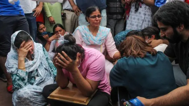 গঙ্গায় মেডেল ভাসিয়ে দেওয়ার আগে কান্নায় ভেঙ্গে পড়ছেন কুস্তিগিররা