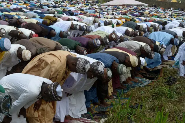 Des fidèles musulmans prient pour marquer l'Aïd al-Fitr, qui marque la fin du ramadan, le mois de jeûne des musulmans pratiquants, à Ikeja, Lagos, au Nigeria, le 30 mars 2025.