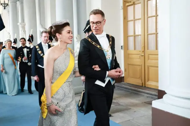 สมเด็จพระนางเจ้าฯ พระบรมราชินีทรงร่วมงานพระราชพิธีเนื่องในโอกาสวันคล้ายวันพระราชสมภพครบ 80 พรรษา ของสมเด็จพระราชาธิบดีคาร์ลที่ 16 กุสตาฟแห่งสวีเดน