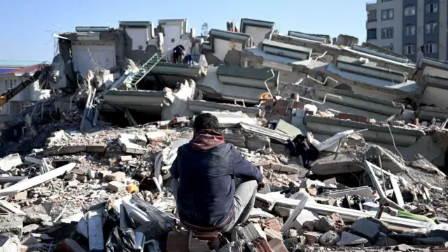 ধ্বংসস্তুপের নিচ থেকে জীবিতদের উদ্ধারের সম্ভাবনা ক্ষীণ হয়ে আসছে