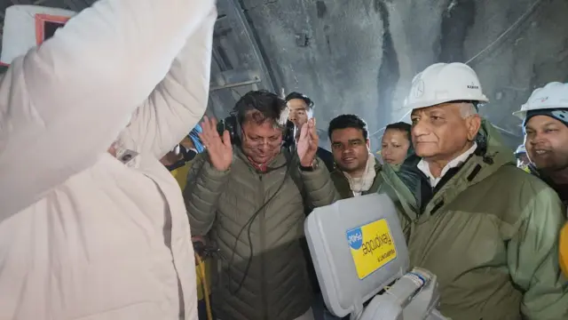 সুড়ঙ্গের ভেতরে ৯০০ মিলিমিটার ব্যাসের পাইপ গুঁজে দেওয়ার কাজ শেষ