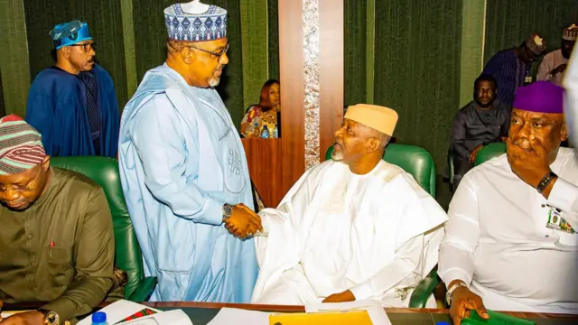 Aworan awọn Minisita to n pari saa pẹlu aarẹ Buhari