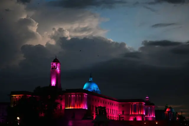 সন্ধ্যার বৃষ্টিস্নাত দিল্লিতে আলোকসজ্জিত নর্থ ও সাউথ ব্লকের দৃশ্য। শেখ হাসিনার ঢাকা ত্যাগের ঠিক আগের দিন (৪ঠা অগাস্ট) তোলা ছবি
