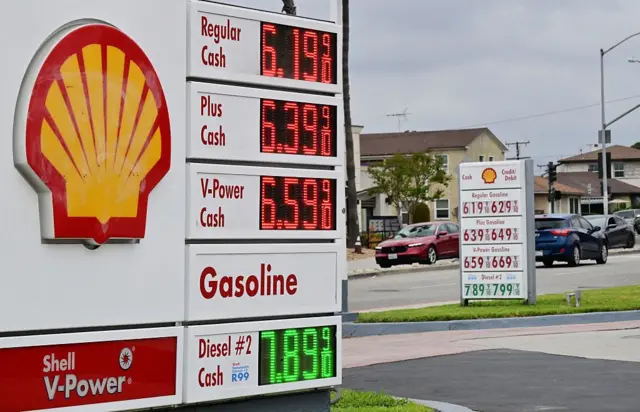 Una valla de una estación de gasolina en Estados Unidos despliega los precios del combustible que alcanzan US$6,59 por galoón de gasolina regular y US$7,89 por diésel