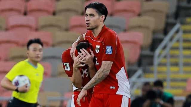 Pemain Indonesia Kevin Diks dan Thom Haye tampak lesu setelah kalah dalam pertandingan melawan Irak.