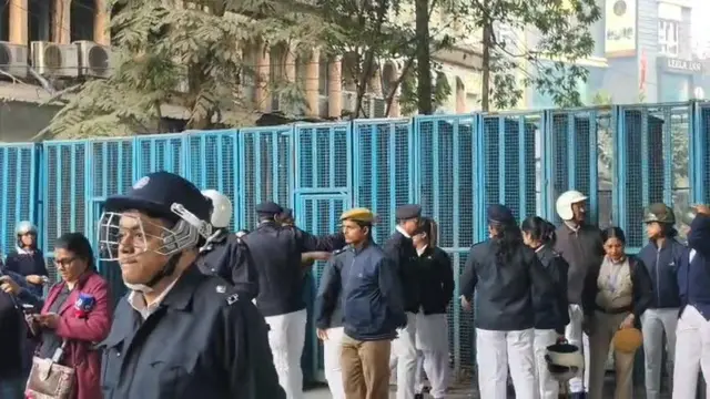 দুর্ভেদ্য নিরাপত্তা ব্যারিকেড গড়েছিল পুলিশ