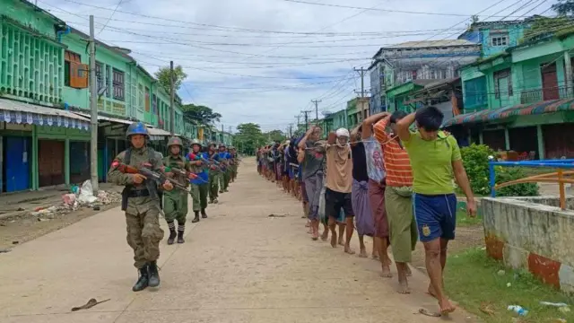 မောင်တောမြို့သိမ်းတိုက်ပွဲက အေအေတပ်ဖွဲ့ဝင်တွေနဲ့ စစ်သုံ့ပန်းတွေ 