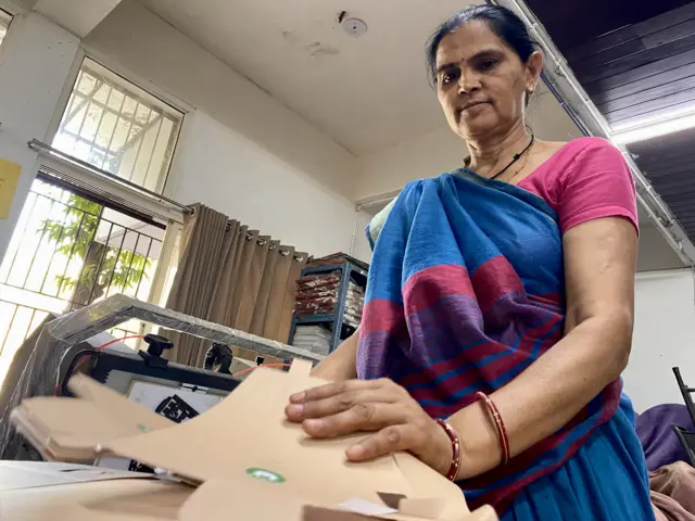 જાણીતી કંપનીઓ આ મહિલાઓ પાસે સ્ટેશનરી તૈયાર કરાવીને મંગાવે છે