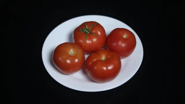 ۱۰۰ کالوري له متوسط اندازې (۴ تر ۵) رومیانو سره تقریبا برابر دي