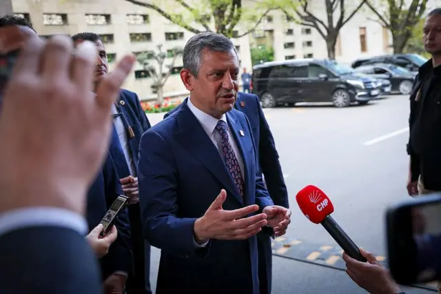 Özgür Özel gazetecilerin sorularını yanıtlarken