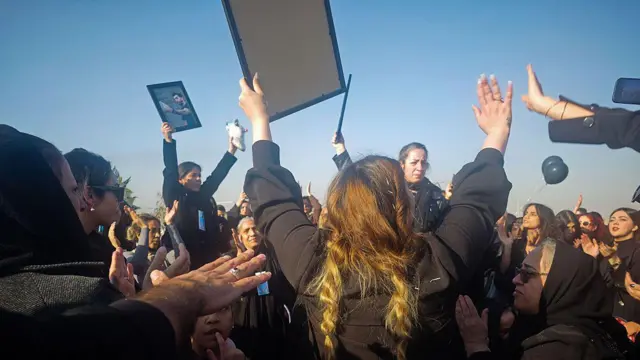 سوگواران در تجمعی در اواخر بهمن در بهشت زهرای تهران یاد معترضان کشته شده را گرامی داشتتد