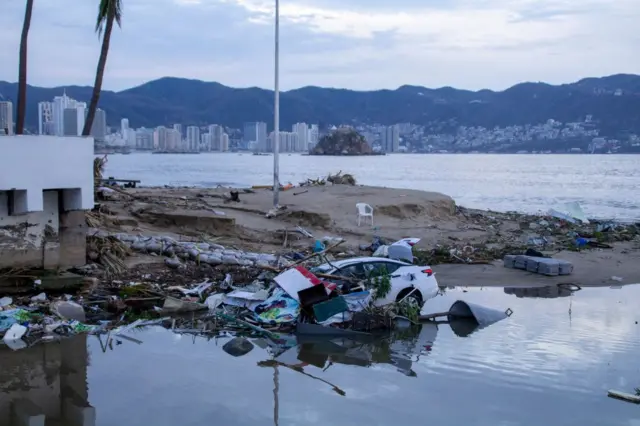 Un automóvil hundido después de que el huracán Otis azotara Acapulco el 25 de octubre de 2023 en Acapulco, México