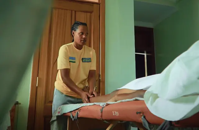 Pantiesdagi chiroyli yalangoch modellar