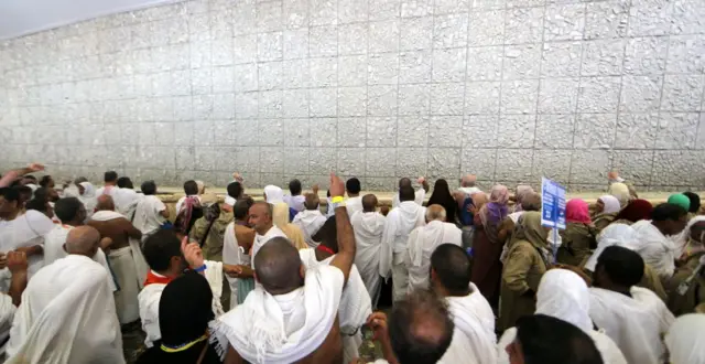 Des pèlerins musulmans participent à la lapidation symbolique du diable sur le pont de Jamarat à Mina, près de La Mecque, marquant le dernier grand rite du hajj le 1er septembre 2017.