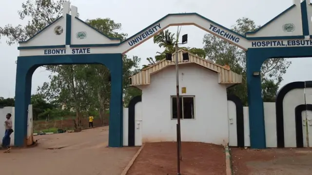Ọnụ ụzọ ụlọọwgụ Ebonyi State University Teaching Hospital ebe dọkịnta Nnamdi Anikpo na-arụ ọrụ.
